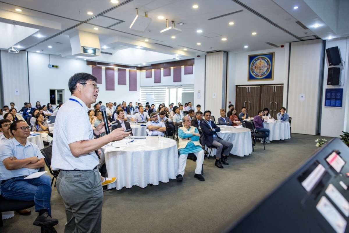 Chinese academician Chen Fahu, the Director of the Institute of Tibetan Plateau Research, the Chinese Academy of Sciences, giving the keynote speech 